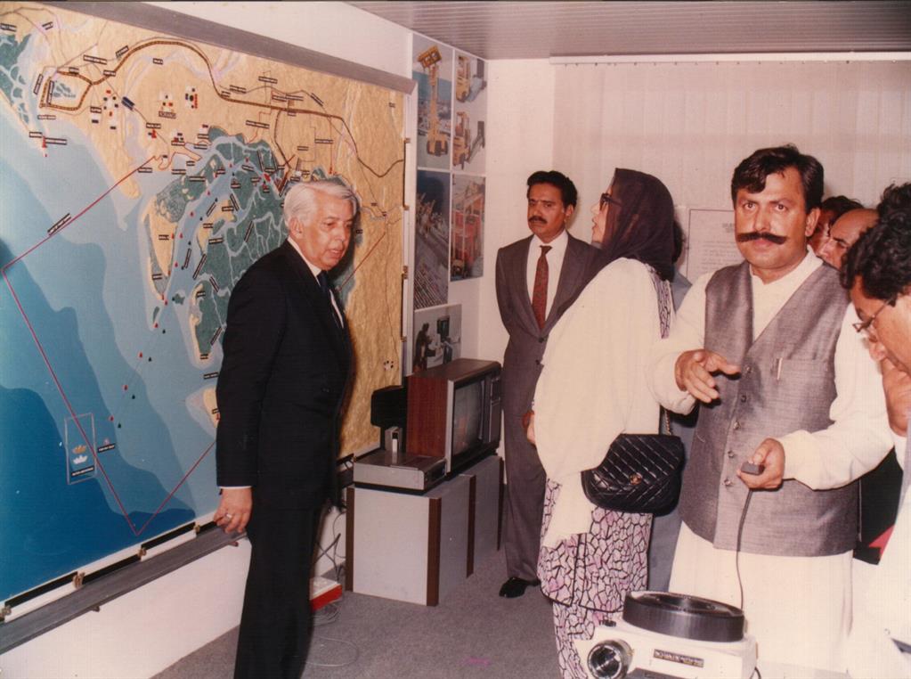 Mohterma Banezir Bhutto, Prime Minister of Pakistan visited PQA on 05th August 1989 - 9